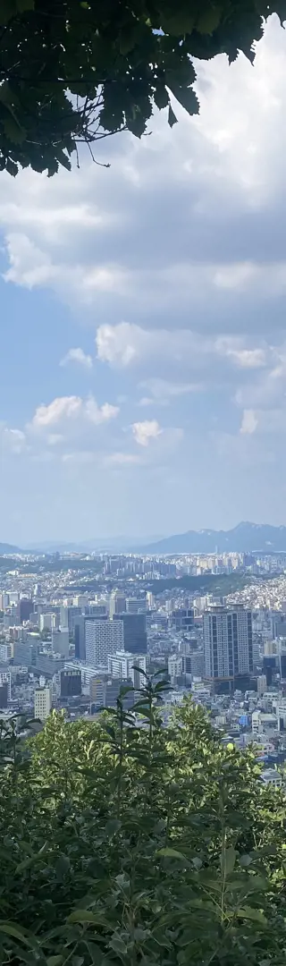 Quirlige, hochmoderne Hauptstadt